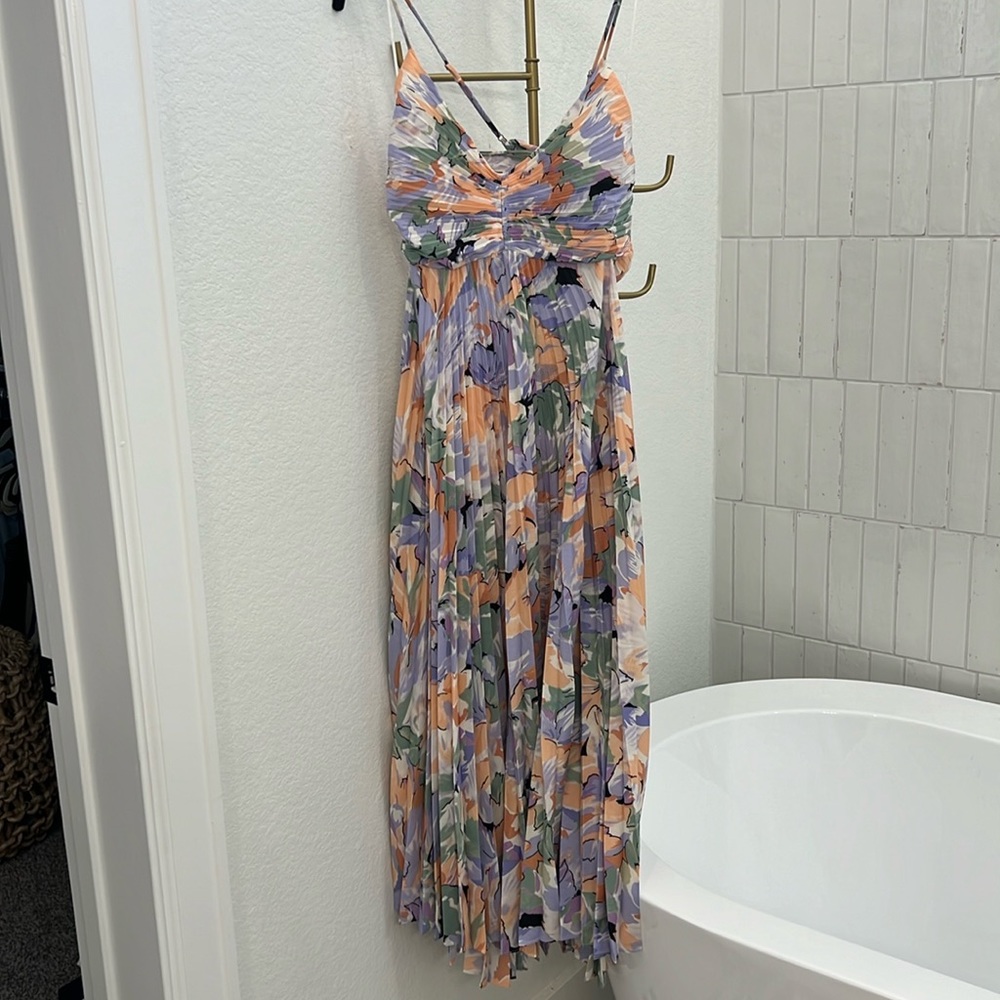 ASTR The Label BLYTHE FLORAL PLISSE MIDI DRESS